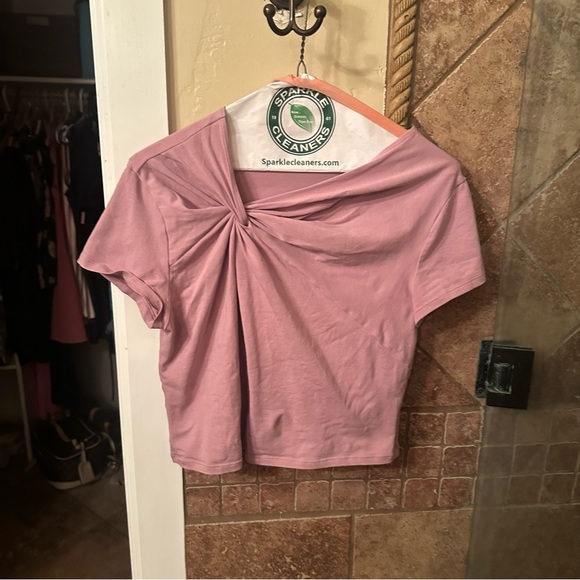 Lululemon NWOT Asymmetrical Front-
Twist T-Shirt Rose Blush
Size XL - Picture 5 of 5